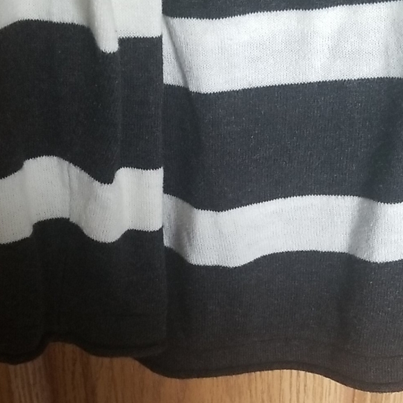 Charcoal & white sweater - Picture 3 of 3